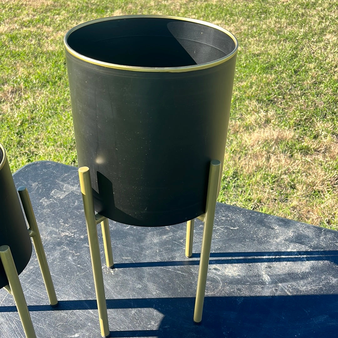 BLACK METAL PLANTER W/GOLD STAND