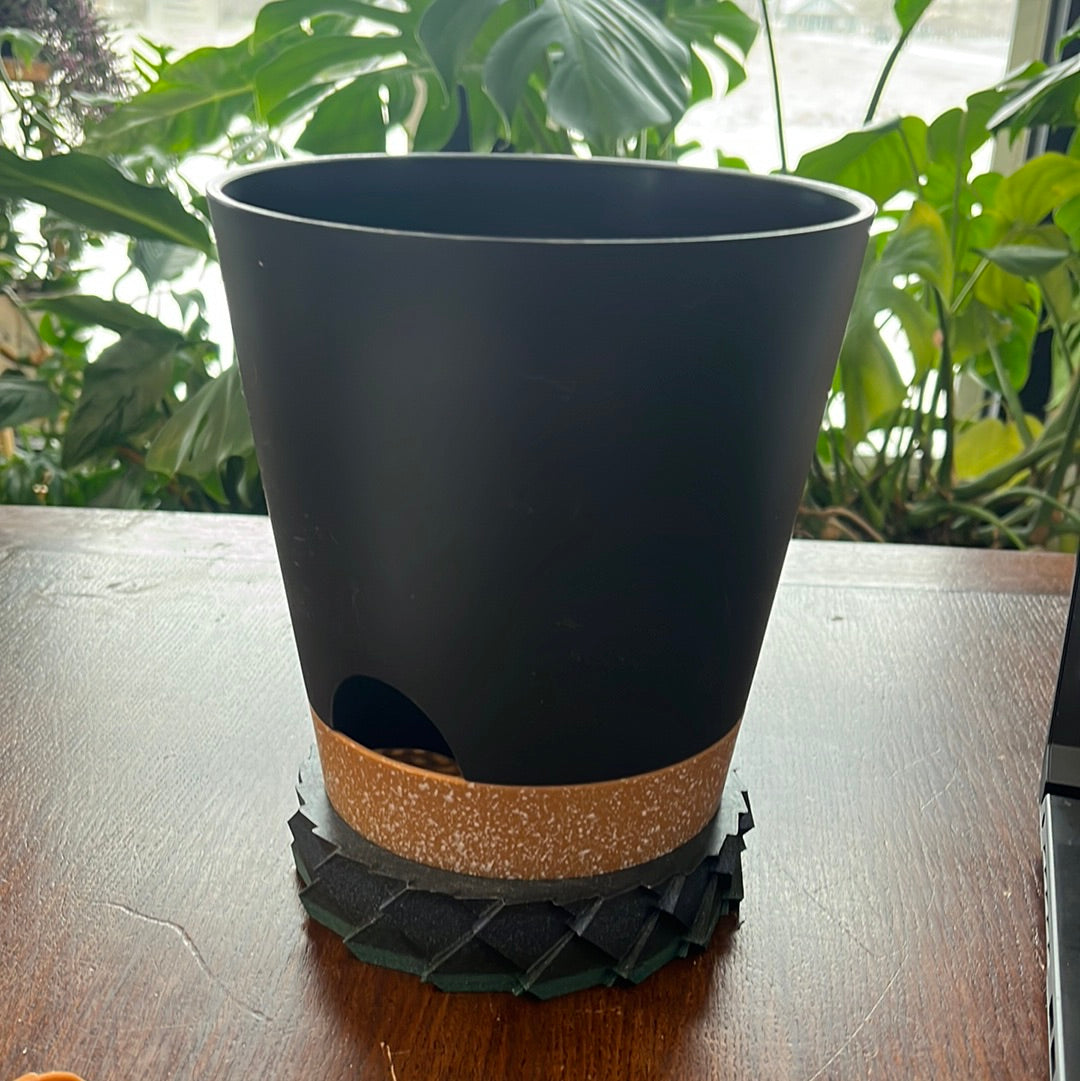 SELF-WATERING PLANTER